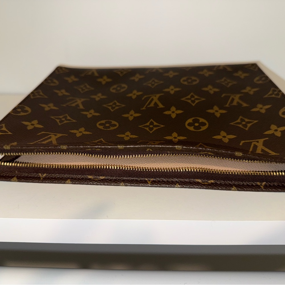 Louis Vuitton Toiletry Bag in Brown Monogram - Picture 4 of 5